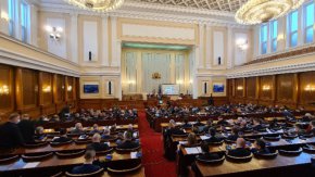 
Решението на комисията дойде, след като от формацията заявиха, че ще поискат от президента Румен Радев да върне актуализацията на бюджета в частта за лечението на деца в чужбина, ако заложените в актуализирания бюджет на Здравната каса 14 млн. лв. не бъдат гласувани от управляващите