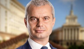 Лидерът на Възраждане отново заяви, че “Петков е опасен за България”, тъй като „нанася еднолично щети на страната и застрашавал националната сигурност”. 