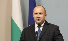 Това решение трябва да е съобразено с предизвикателствата пред националната сигурност и с дългосрочните интереси на България и на хилядите български граждани, живеещи в Руската федерация. Недопустимо е те да бъдат оставени без дипломатическо представителство