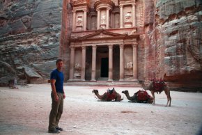 Снимайки на терен в Близкия Изток, Северна Африка и Европа, Д-р Асбридж посещава множество локации - от джамията Акса в Йерусалим до изолирани манастири около Венеция и още, за да ни покаже редки ръкописи и артефакти.
