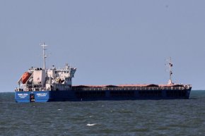 Плаващият под руски флаг товарен кораб "Жибек Жоли" се вижда край бреговете на черноморското пристанище Карасу, Турция, на 2 юли. (Yoruk Isik/Reuters)