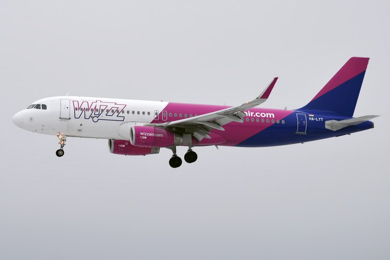 Нискотарифната авиокомпания Wizz Air е зарязала пътници в събота на
