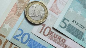 Еврото отбеляза и друг негативен рекорд – валутата се търгува под стойността на един швейцарски франк. По-рано днес и евро струваше 0,99 франка.