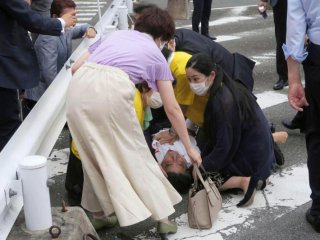 Бившият министър председател на Япония Шиндзо Абе е откаран в болница