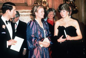 Принц Чарлз, Грейс Кели и лейди Даяна разговарят в Goldsmiths Hall. (Снимка: Anwar Hussein/ Getty Images)