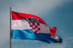 За да приеме еврото, Хърватия трябваше да изпълни критерии за стабилност на цените и обменния курс, стабилни публични финанси и умерени дългосрочни лихвени проценти, всички измерени спрямо показателите на ЕС.