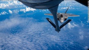 Изтребител F-22A Raptor на американските военновъздушни сили се приближава към самолет KC-135 Stratotanker, за да презареди с гориво над Източнокитайско море на 8 юни 2022 г.