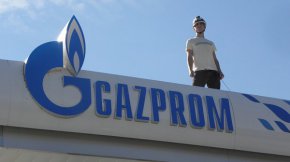 
CNBC твърди, че друга германска енергийна компания, RWE, също е потвърдила, че е получила известие за форсмажорни обстоятелства от Газпром.