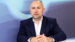 По-рано началникът на кабинета на премиера Лена Бориславова заяви, че ключово за участието на "Продължаваме промяната" в правителство с мандата на БСП е приемането на проекта за Антикорупционен закон и изборът за председател на КПКОНПИ