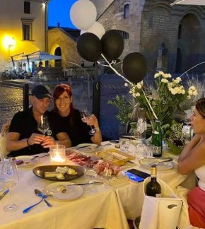 Семейството обиколи и забележителностите във Флоренция преди да седне в типичната гостилница Da Mamma Angela в прочутия с бялото си вино Орвието.