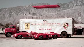 Днешната ни снимка ни пренася в Палм Спрингс, Калифорния, а въпросното време се смята за златната ера на състезанията със спортни автомобили