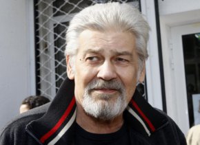 Напомняме, че на 9 декември ще отбележим 80 години от рождението на последния голям български актьор, най-голямата звезда на родното кино и дългогодишния премиер на Народния театър, културен министър в кабинета на Станишев между 2005 и 2009 г.
