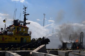 Пожарникари работят на мястото на руския ракетен удар в морското пристанище на Одеса, Украйна, на 23 юли. (Обединени сили за отбрана на Юга/Reuters)
