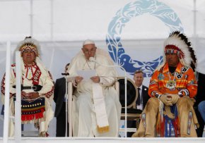 85-годишният папа беше обещал такава обиколка на делегациите на коренното население, които го посетиха по-рано тази година във Ватикана, където той поднесе първоначалните си извинения.
