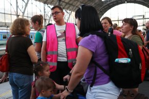 На 20 юли на жп гарата в Прага руснаци и украинци помагат заедно на бежанците. (Ivana Kottasova/CNN)