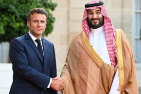 Президентът на Франция Еманюел Макрон (вляво) поздравява саудитския престолонаследник Мохамед бин Салман при пристигането му в президентския Елисейски дворец в Париж, Франция, на 28 юли. (Bertrand Guay/AFP/Getty Images)