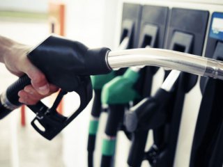 Петролът е 40% по-евтин, по бензиностанциите - намаление с 4 стотинки, вместо с лев