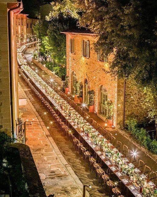 Най-дългата трапеза в света е подредена в Италия: Фото но