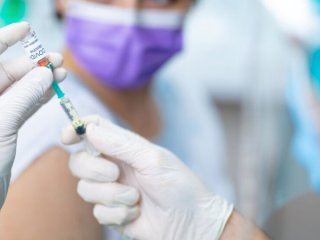 Великобритания стана днес първата страна одобрила ваксина срещу ковид която