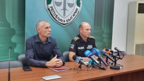 

Директорът на бургаската полиция Калоян Калоянов уточни, че към момента тече проверка за конкретни лица от "Пътна полиция", свързани със схемата.
