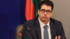 Системата ТЕТРА е вътрешнокомуникационна за МВР, но ще свързва ведомството и с Министерството на отбраната. При предходното служебно правителство проектът е бил изваден от Плана за възстановяване заради идентифицирани проблеми с концепцията, но редовното коалиционно правителство го е върнало в плана, одобрен от Брюксел, а сега, за да получи България първо плащане още тази есен, е необходимо ТЕТРА да се задвижи с нова обществена поръчка. 