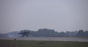 
"На летището в Чкаловск ще бъде организирано денонощно бойно дежурство от самолети МиГ-31И с хиперзвукова авиационна система "Кинжал"," добавиха от Министерството на отбраната.