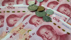 Хонконг очаквано оглавява списъка със 73,8 на сто от трансакциите в юани, следван от Великобритания с 6,4 на сто.