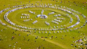 На поляната при езерото Бърбека в Рила те изпълнят ритуала паневритмия – облечени в бяло и наредени в кръг танцуват с лице към Слънцето.  