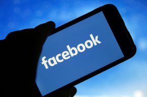 Собственикът на Meta Platforms във Facebook трябва да бъде глобен за това, че продължава да изпраща лична информация на европейци в САЩ в нарушение на знаково съдебно решение на ЕС