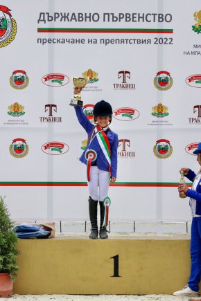 

Майката на Анабел - Александра Арабаджиева също е български състезател в конния спорт.