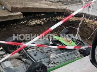 Автомобил пропадна в двуметров изкоп в Русе Във вторник около