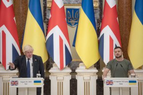Украинският президент Володимир Зеленски (вдясно) слуша британския премиер Борис Джонсън по време на пресконференция на 24 август в Киев, Украйна. (Alexey Furman/Getty Images)
