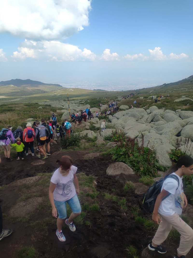 Хиляди се изкачиха до Черни връх на Витоша, за да