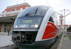 Памукчийски каза че заради сегашното състояние на подвижния парк – локомотиви и вагони, ежедневно натрупаното закъснение при изпълнение на графика е от порядъка на 1000-1800 минути средно.