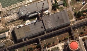 Сателитни снимки показват дупки в покрива на атомната електроцентрала в Запорожие в понеделник. (Maxar Technologies/Handout/Reuters)