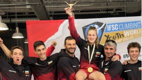 
Това е трети медал за 17-годишната българка от световно първенство при девойките, като комплектът вече е пълен след сребърните и бронзови отличия през 2019 година в групата до 15 години