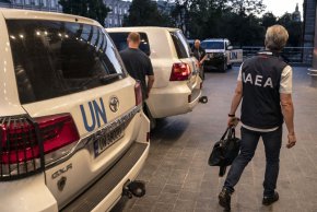 Служители на Международната агенция за атомна енергия и на ООН се подготвят да отпътуват за Запорожие от хотел в Киев, Украйна, на 31 август. Дейвид Райдър/Агенция Аnadolu/Getty Images