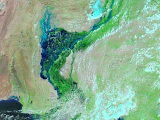 Нови поразителни сателитни снимки които разкриват мащабите на рекордните наводнения