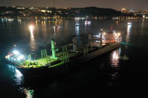 На 1 септември товарният кораб засяда в Босфора в Истанбул, Турция. (Ислам Якут/Anadolu Agency/Getty Images)