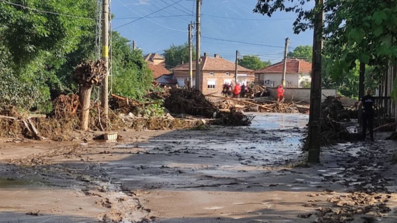 Поредна тежка нощ изкараха хората в наводнените села Богдан и