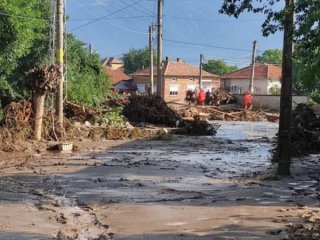 Поредна тежка нощ изкараха хората в наводнените села Богдан и