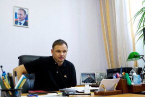 Кирил Стремусов, заместник-ръководител на подкрепяната от Русия Херсонска администрация, е сниман в офиса си в град Херсон на 20 юли. AFP/Getty Images