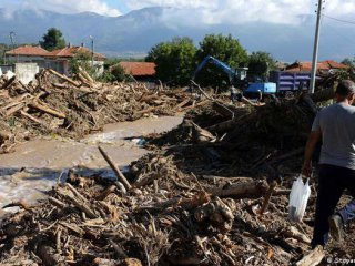 Всички дърва които са донесени от наводнението в Карловско остават