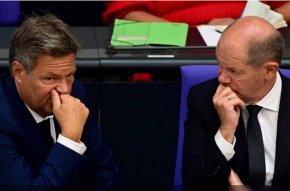 Германският министър на икономиката и опазването на климата Роберт Хабек (вляво) и канцлерът Олаф Шолц | John MacDougall/AFP via Getty Images