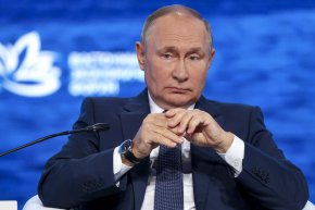 Руският президент Владимир Путин присъства на пленарна сесия на Източния икономически форум във Владивосток, Русия, 7 септември. (Сергей Бобилев/ТАСС/AP)