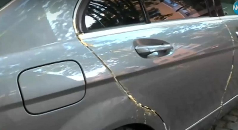 Мъж намери автомобила си със залепени с монтажна пяна врати. Случаят е от