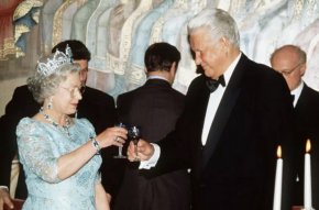 Елизабет II носи диадема с диамант и аквамарин на държавния банкет в Русия през 1994 г. Анвар Хюсеин/Getty Images