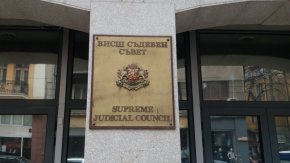 
Делото за избора на членове на Висшия съдебен съвет от съдебната квота е отложено за 17 ноември, т.е. месец и половина след изтичане на мандата на сегашния състав на съвета на 3 октомври.


