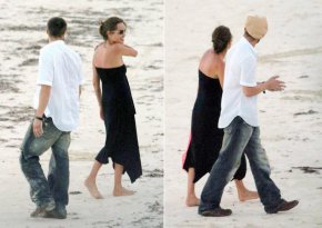 Джоли и Брад се срещат за първи път през 2004 г. на снимачната площадка на филма Мистър и мисис Смит и тогава между тях се завързва афера.