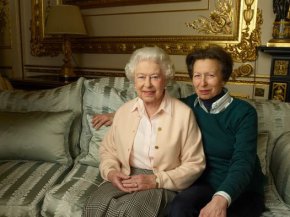 От кралския двор разпространиха официално изявление на 72-годишната принцеса, която вървя заедно с братята си - крал Чарлз Трети и принцовете Андрю и Едуард, след катафалката с ковчега на майка им от двореца Холирудхаус до катедралата Сейнт Джайлс в Единбург.